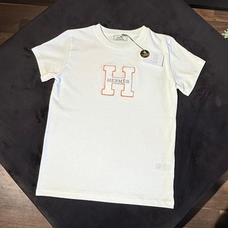 HERMES punch işlemeli beyaz kavuniçi detaylı tshirt