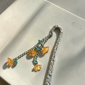 Unutma Beni Çiçeği Zincirli Metal Kitap Ayracı – Turuncu