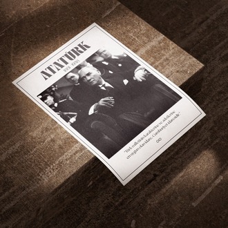 Atatürk Koltukta Oturan Siyah Beyaz Tablo | "Cumhuriyet İdaresi" Sözlü Lider Posteri