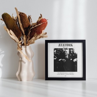 Atatürk Koltukta Oturan Siyah Beyaz Tablo | "Cumhuriyet İdaresi" Sözlü Lider Posteri