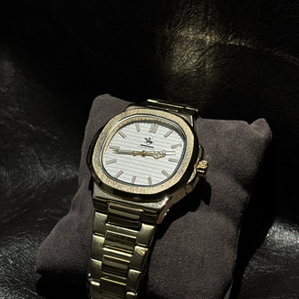 Polo Nautilus Esintisi: Gold Kasa & Çizgili Beyaz Kadran