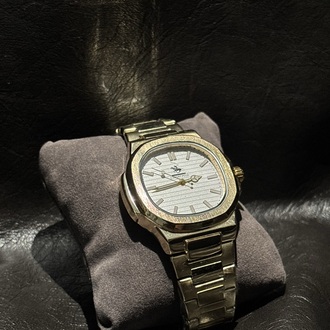 Polo Nautilus Esintisi: Gold Kasa & Çizgili Beyaz Kadran
