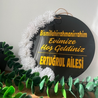Beyaz Çiçekli Gold Yazı Kapı Süsü Siyah
