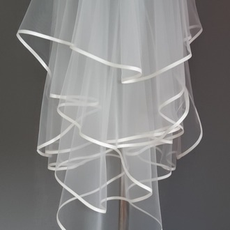 1,25 mt boy, 2mt eni 4 kat saten biyeli,dalgalı hareketli, asimetrik kesim taraklı gelin duvağı