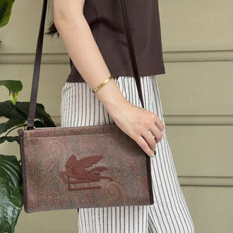 Etro clucht