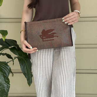 Etro clucht