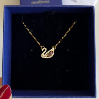çelik pembe taşlı gold kuğu kolye