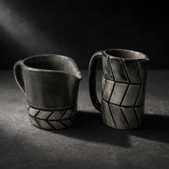 Midnight Pour Set – El Yapımı Seramik Fincan & Sütlük
