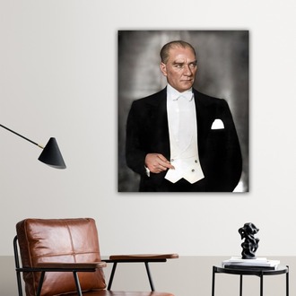 Takım Elbiseli Atatürk Posteri