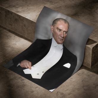 Takım Elbiseli Atatürk Posteri