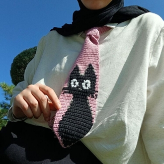 El Yapımı Örgü Kravat -Pembe Fon Üzeri Siyah Kedi Desenli
