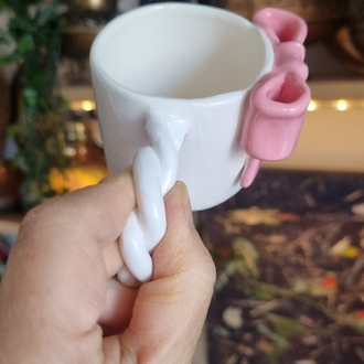 Pembe fiyonklu kahve fincani