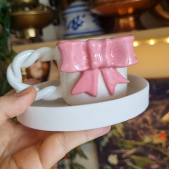 Pembe fiyonklu kahve fincani