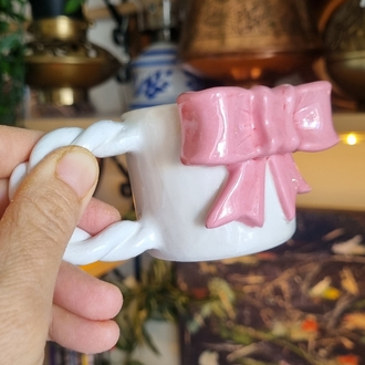 Pembe fiyonklu kahve fincani