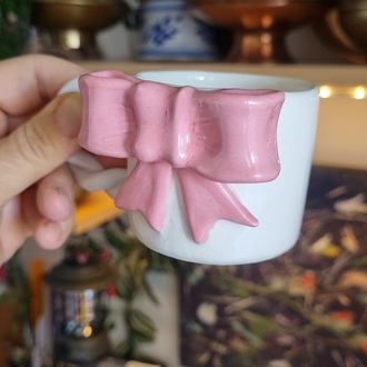 Pembe fiyonklu kahve fincani