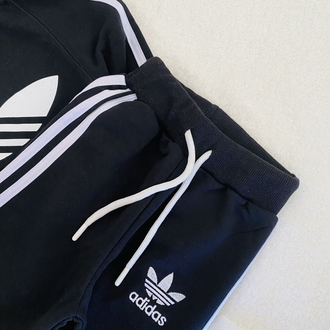 Siyah Adidas marka takım