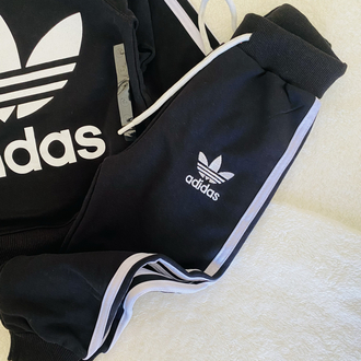 Siyah Adidas marka takım
