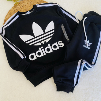 Siyah Adidas marka takım