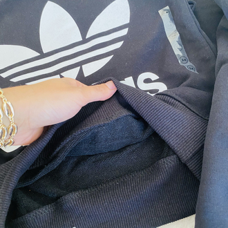 Siyah Adidas marka takım
