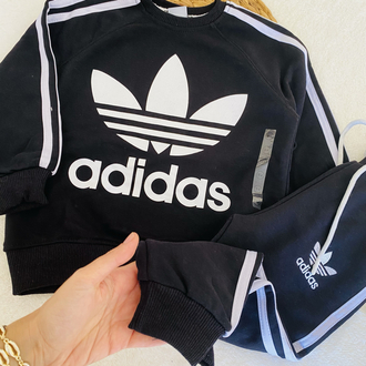 Siyah Adidas marka takım