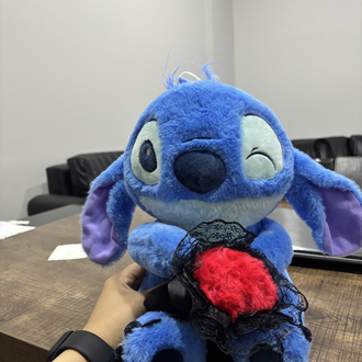 Gül buketi tutan stitch