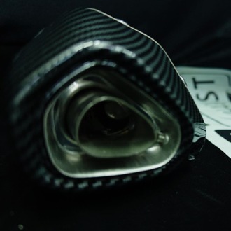 Akrapovic Performans Egzoz – Siyah Gövde, Karbon Başlık