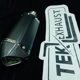Akrapovic Performans Egzoz – Siyah Gövde, Karbon Başlık