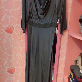 Beli kaşkorse dökümlü yaka saten elbise 