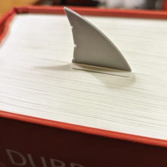 Köpek balığı tasarımlı 3D baskı kitap ayracı.
