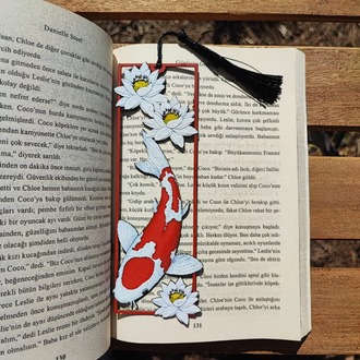 Tia Craft Koi Balığı ve Lotus Çiçeği Motifli 3D Kitap Ayracı Püsküllü Dekoratif Hediyelik