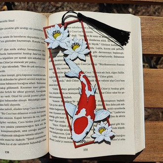 Tia Craft Koi Balığı ve Lotus Çiçeği Motifli 3D Kitap Ayracı Püsküllü Dekoratif Hediyelik