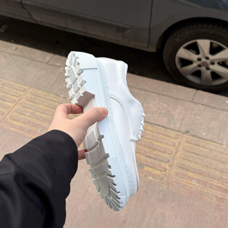 Beyaz yüksek taban sneakers 