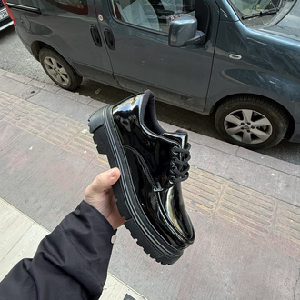 Parlak siyah yüksek taban sneakers 
