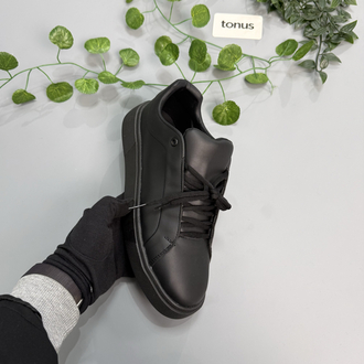 Siyah deri sneakers