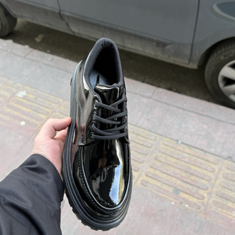 Parlak siyah yüksek taban sneakers 