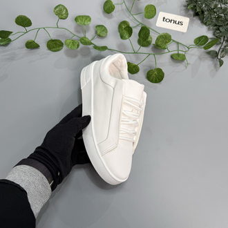 Beyaz deri sneakers