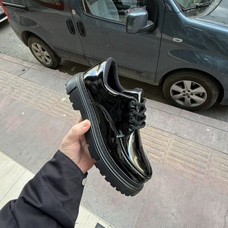 Parlak siyah yüksek taban sneakers 