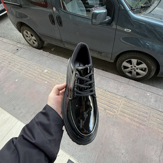 Parlak siyah yüksek taban sneakers 