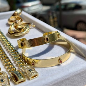 Siyah Taş Detaylı Gold Kelepçe