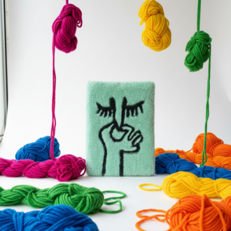El Yapımı Tufting Banyo Duvar Dekoru – Yüz Figürlü (28×40 cm)