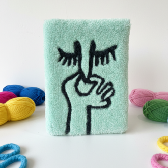 El Yapımı Tufting Banyo Duvar Dekoru – Yüz Figürlü (28×40 cm)