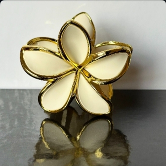 Beyaz Lotus Toka