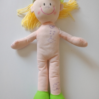 Pembe Bez Bebek Sarı Saçlı Yeşil Patikli