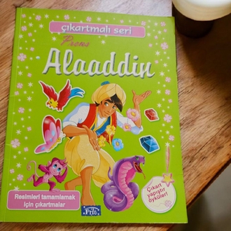 Alaaddin Çıkartmalı Hikaye Kitabı