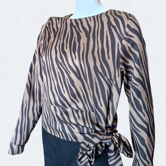 Zebra Desenli Yandan Fiyonklu Bluz