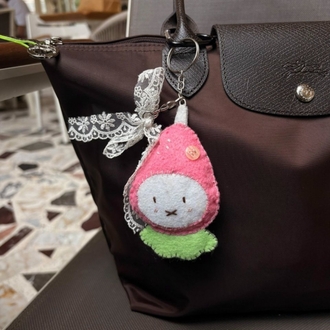 Çilek Şapkalı Tavşan Charm/Anahtarlık