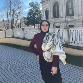 Afife Jale – "Perdenin İlk Adımı" Has İpek Fular 90*90