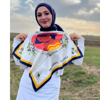 Filiz Dinçmen – "Diplomasinin Zeytin Tacı" Has İpek Fular 65*65