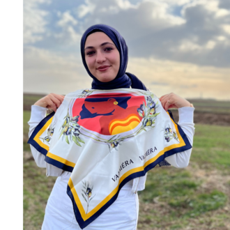 Filiz Dinçmen – "Diplomasinin Zeytin Tacı" Has İpek Fular 75*75
