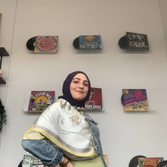 Afife Jale – "Perdenin İlk Adımı" Has İpek Fular 90*90